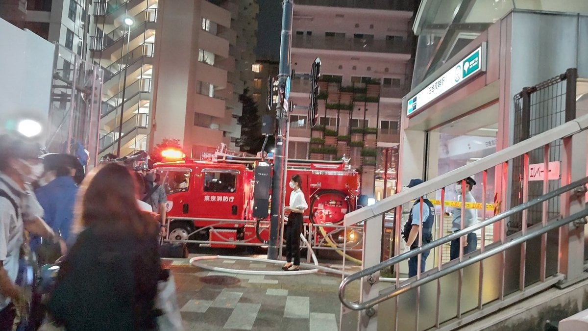 Acid attack in Tokyo subway: 2 injured #3