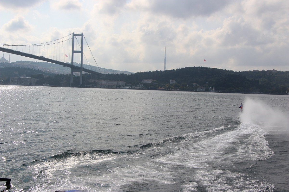 Motokros efsanesi Robbie Maddison, İstanbul Boğazı nı su üstünde geçti #2