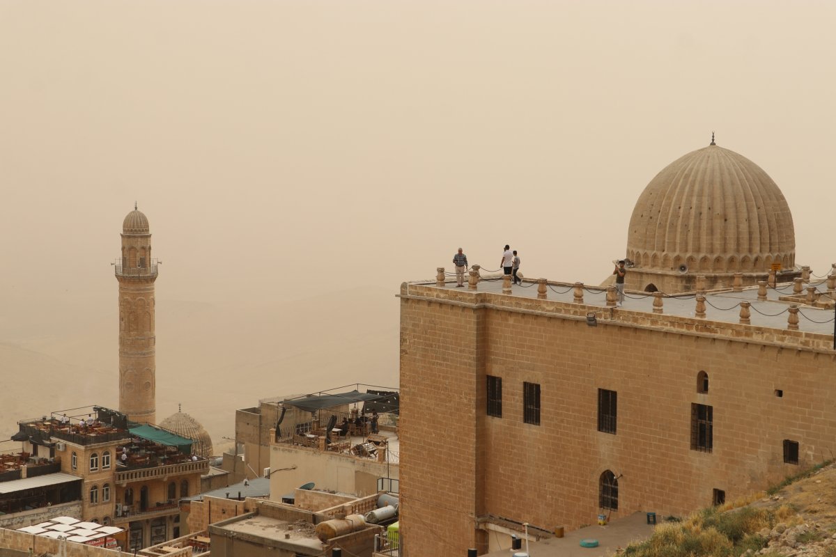 Toz fırtınalarına karşı maske takın #2