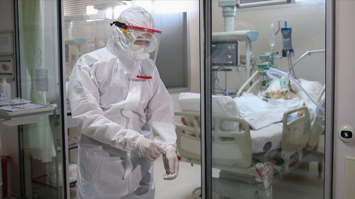 Fahrettin Koca: Aşı olmamış iki sağlık çalışanı, koronavirüs nedeniyle hayatını kaybetti #1