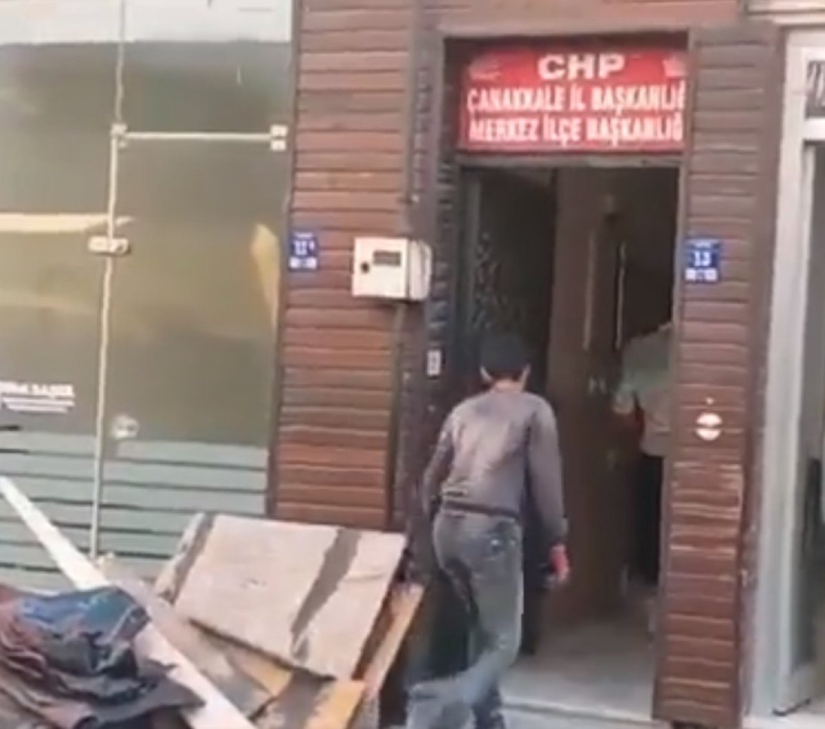 Çanakkale de CHP ilçe başkanlığı binasının tadilatında Afgan işçiler çalışıyor #3