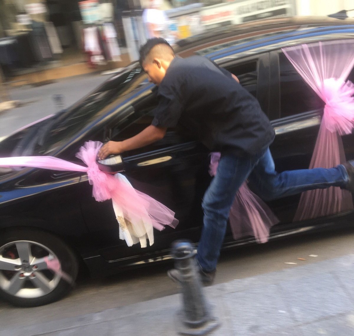 Edirne’de bahşiş için arabanın aynasına tutunup koştu #1