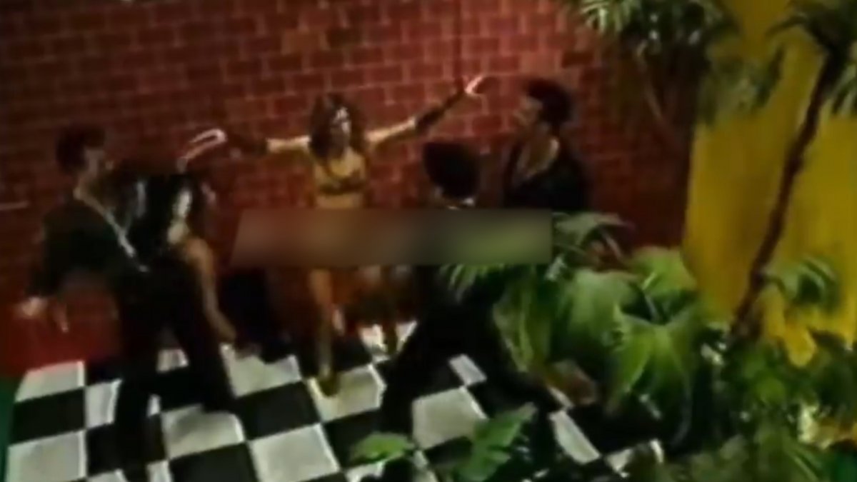 Seda Akgül, Defne Samyeli nin kırbaçlı şovunu paylaştı #3