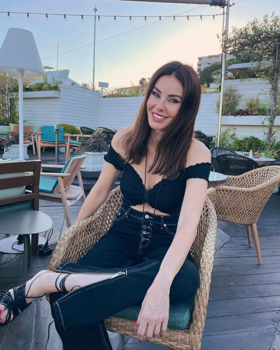 Seda Akgül, Defne Samyeli nin kırbaçlı şovunu paylaştı #5