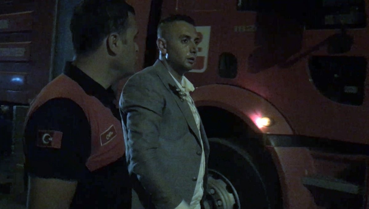 Aydın’da itfaiye çavuşu, düğünü bırakıp takım elbise ile yangına koştu #4