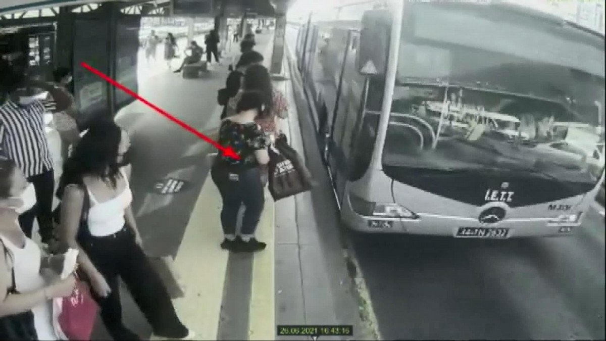 İstanbul da metrobüste yankesicilik yapan kadınlar #1