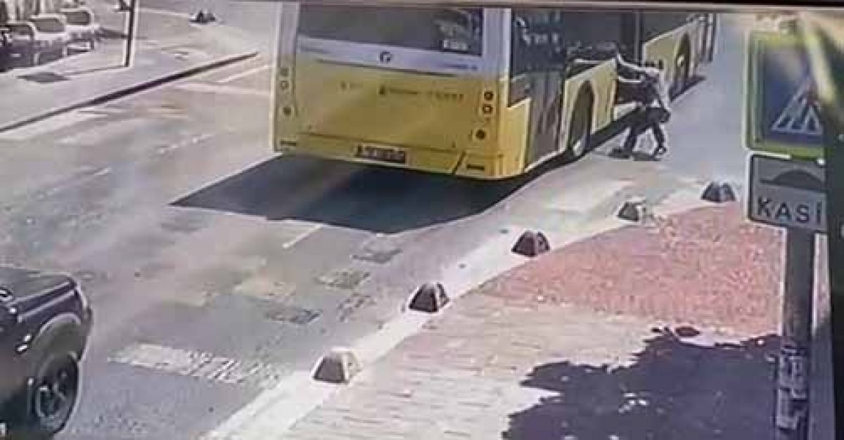Küçükçekmece’de kadın seyir halindeki otobüsten düştü #2