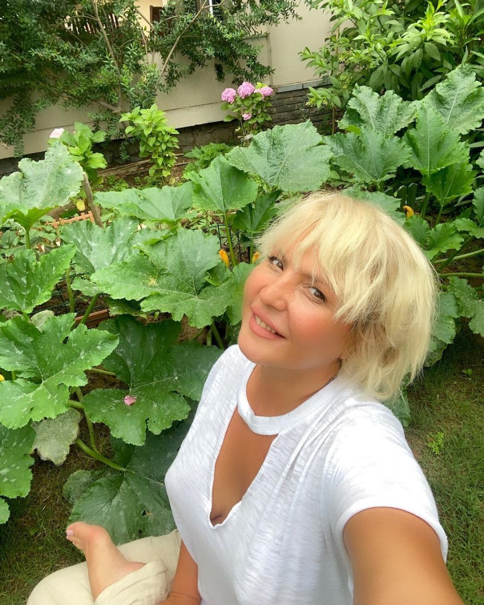 Seda Akgül, Defne Samyeli nin kırbaçlı şovunu paylaştı #4