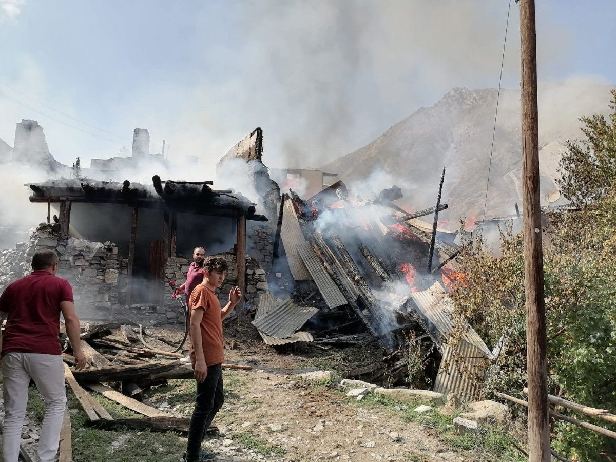 Erzurum’da 6 ev, alevlere teslim oldu #6