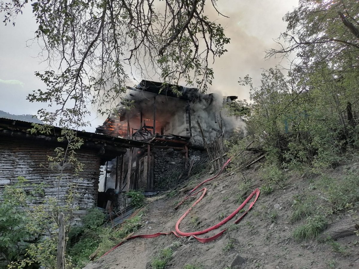 Erzurum’da 6 ev, alevlere teslim oldu #2