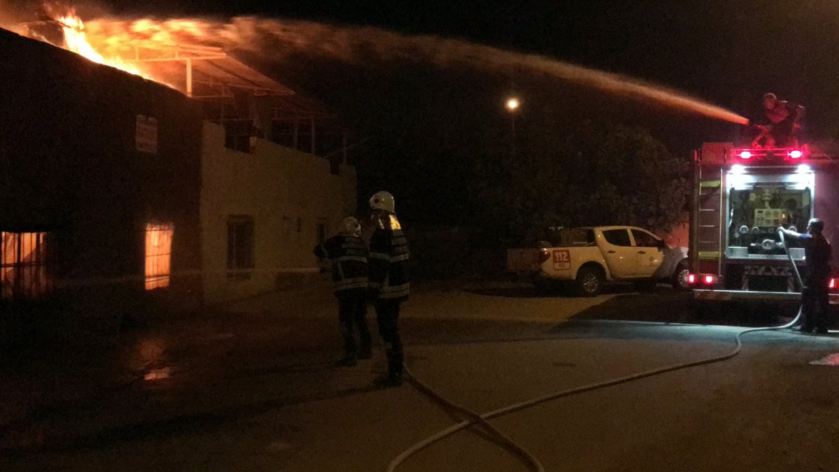 Aydın’da itfaiye çavuşu, düğünü bırakıp takım elbise ile yangına koştu #3