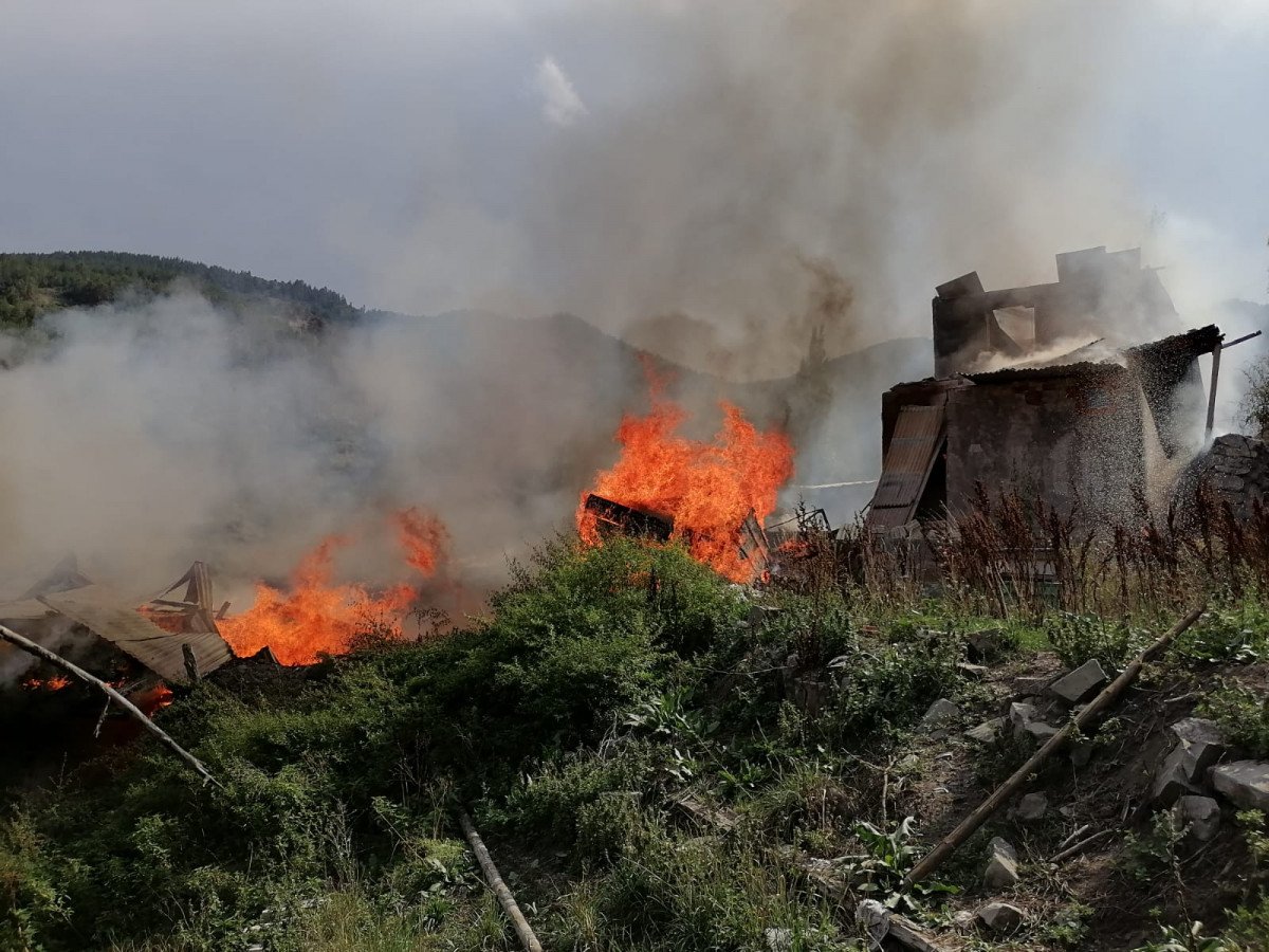 Erzurum’da 6 ev, alevlere teslim oldu #10