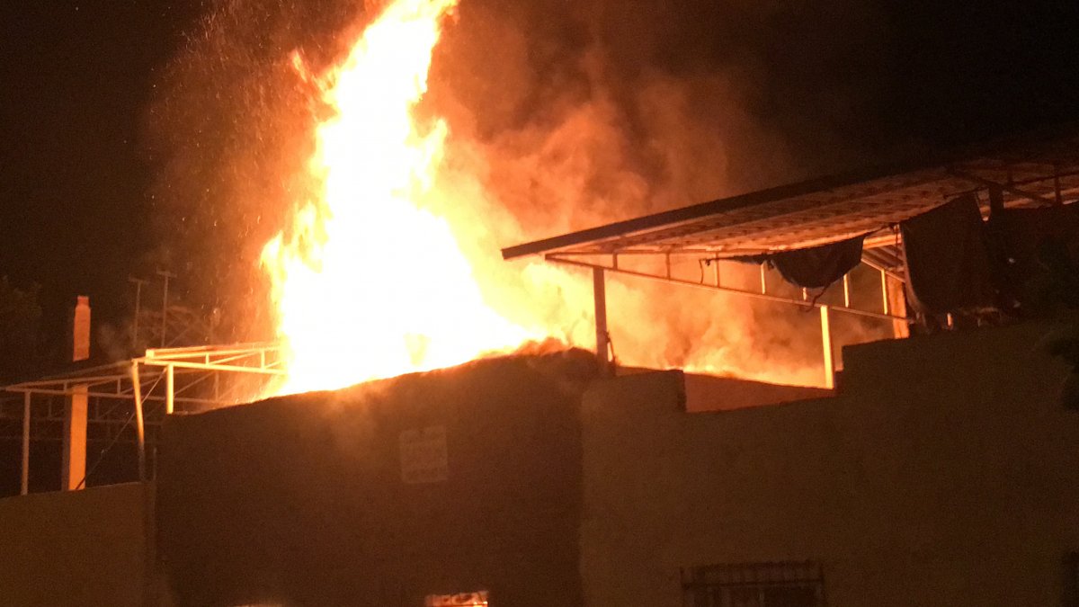 Aydın’da itfaiye çavuşu, düğünü bırakıp takım elbise ile yangına koştu #2