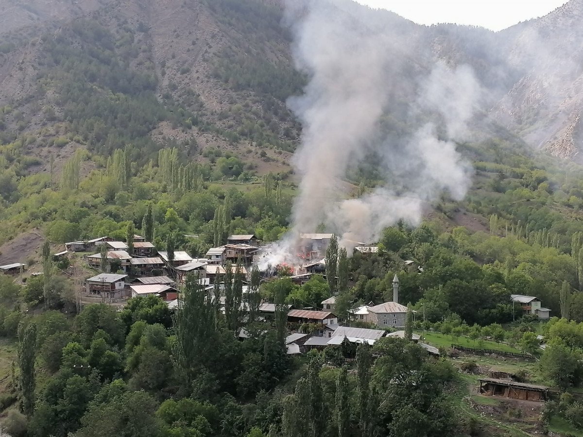 Erzurum’da 6 ev, alevlere teslim oldu  #4
