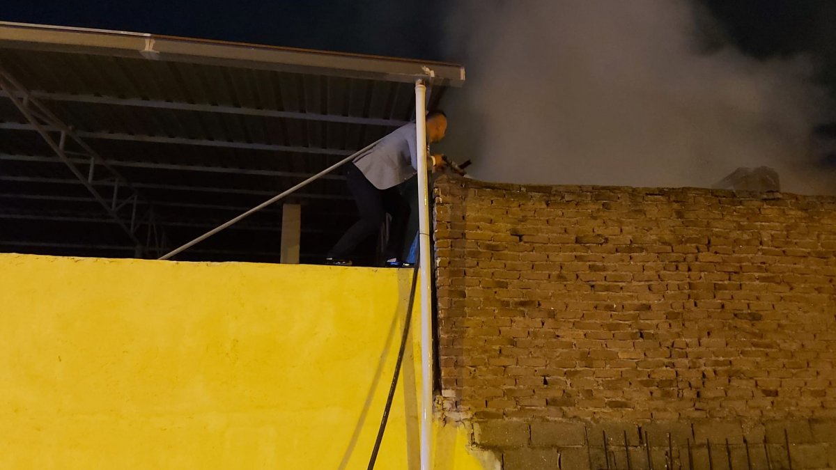 Aydın’da itfaiye çavuşu, düğünü bırakıp takım elbise ile yangına koştu #1