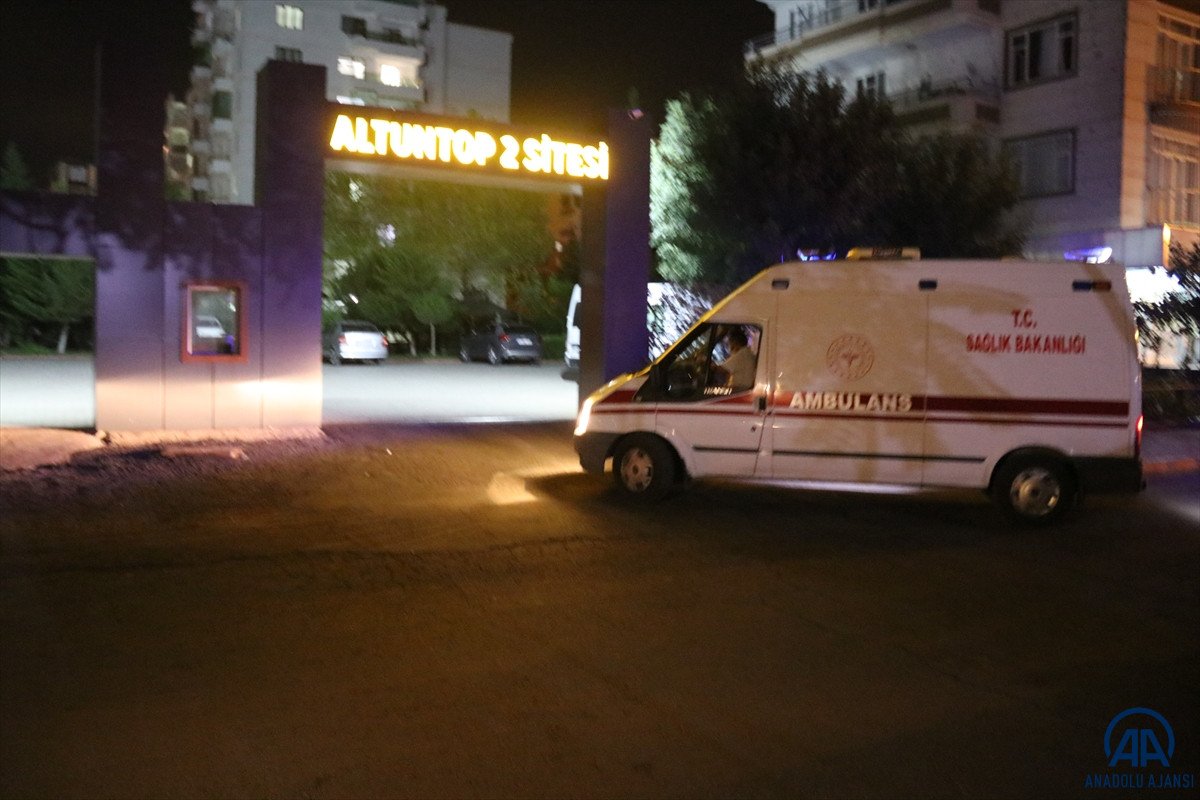 Diyarbakır da sağlık çalışanları site site dolaşarak apartman sakinlerini aşılıyor #1