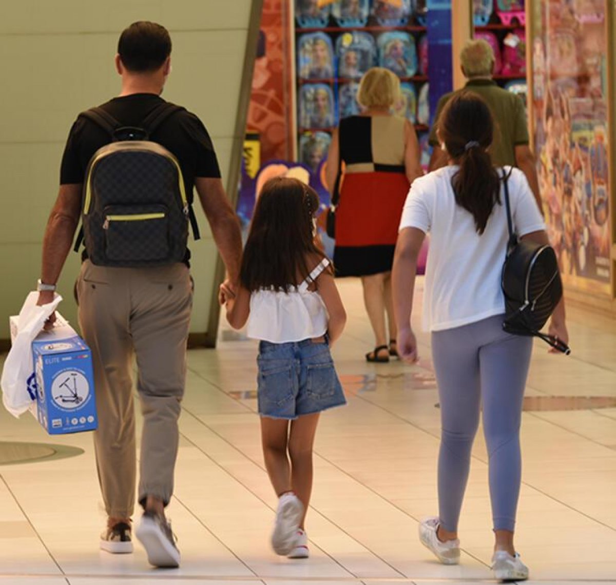 Kardeşinin çocuklarına babalık yapan Alişan, alışverişte görüntülendi  #4