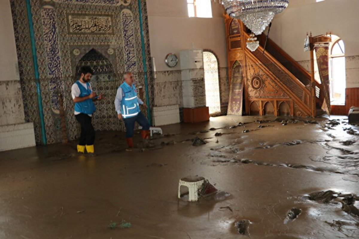 Bozkurt taki selde balçıkla kaplanan 113 yıllık cami temizlendi #3