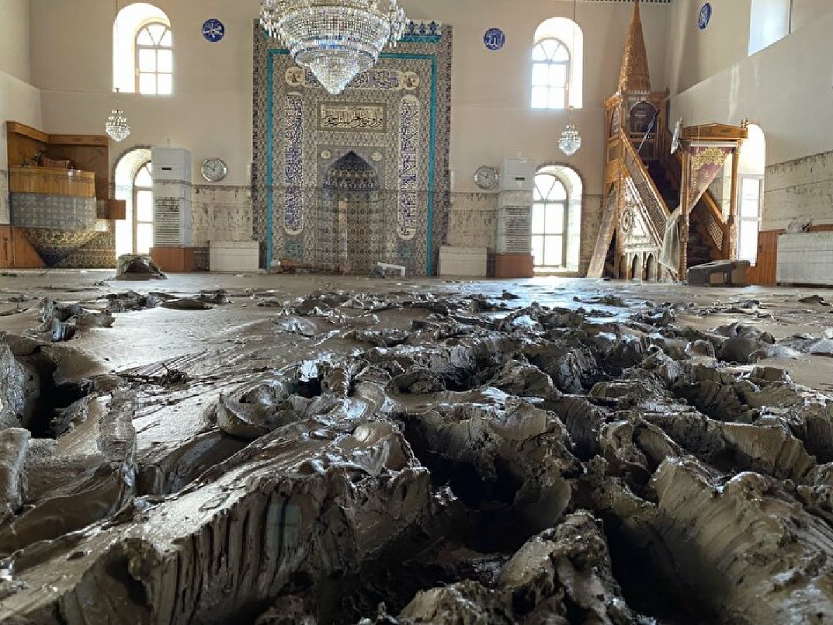 Bozkurt taki selde balçıkla kaplanan 113 yıllık cami temizlendi #1