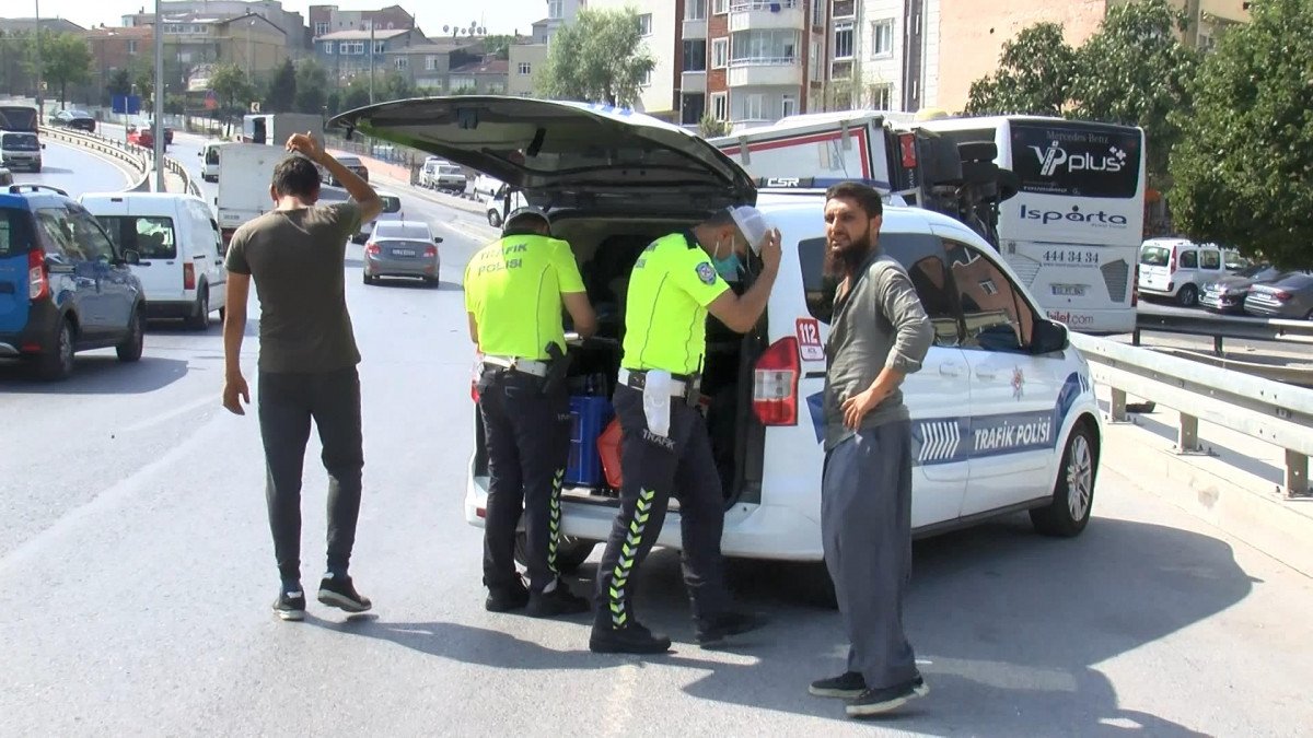 Esenler de ambalaj yüklü kamyonet devrildi #2