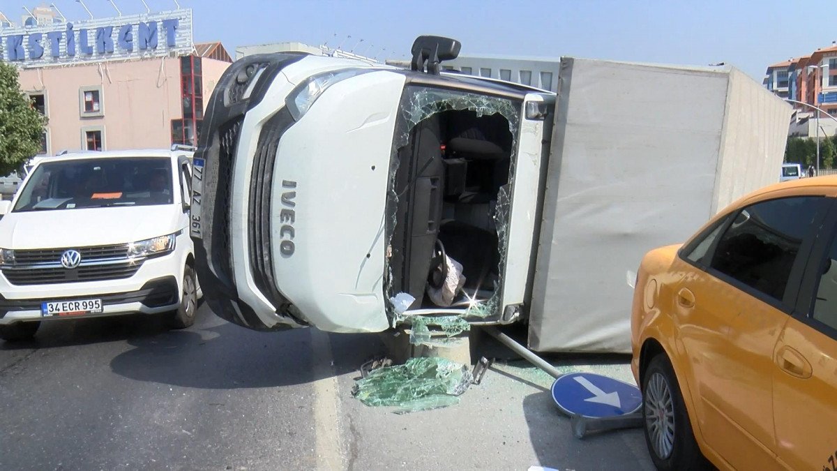 Esenler de ambalaj yüklü kamyonet devrildi #1