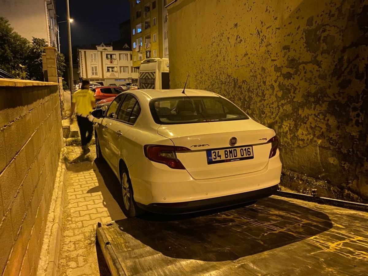 Bursa’da polisten kaçarken çıkmaz sokağa girince, aracını bırakıp kaçtı #2