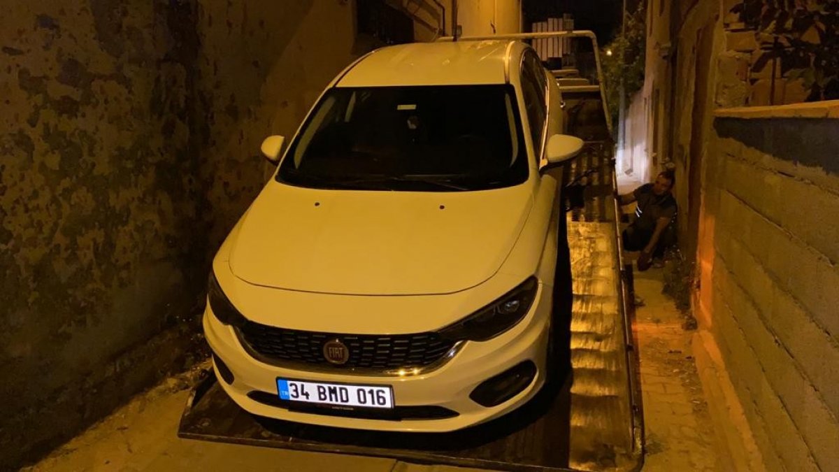 Bursa’da polisten kaçarken çıkmaz sokağa girince, aracını bırakıp kaçtı #1