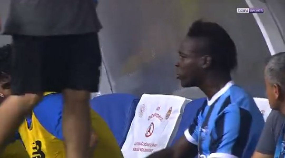Oyundan alınan Mario Balotelli nin tepkisi #7