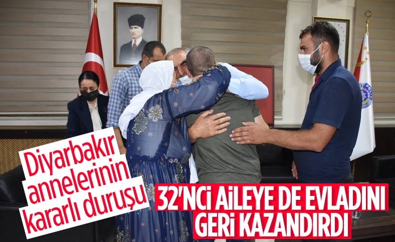 Evlat nöbetinde bir aile daha çocuğuna kavuştu
