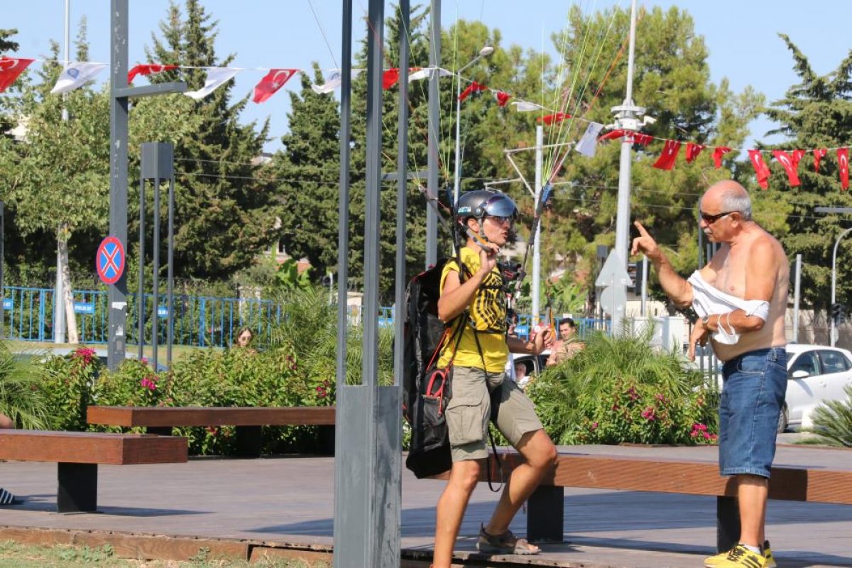 Antalya da yasağa aldırmayan İtalyan paraşütçü aydınlatma direğine takıldı #1