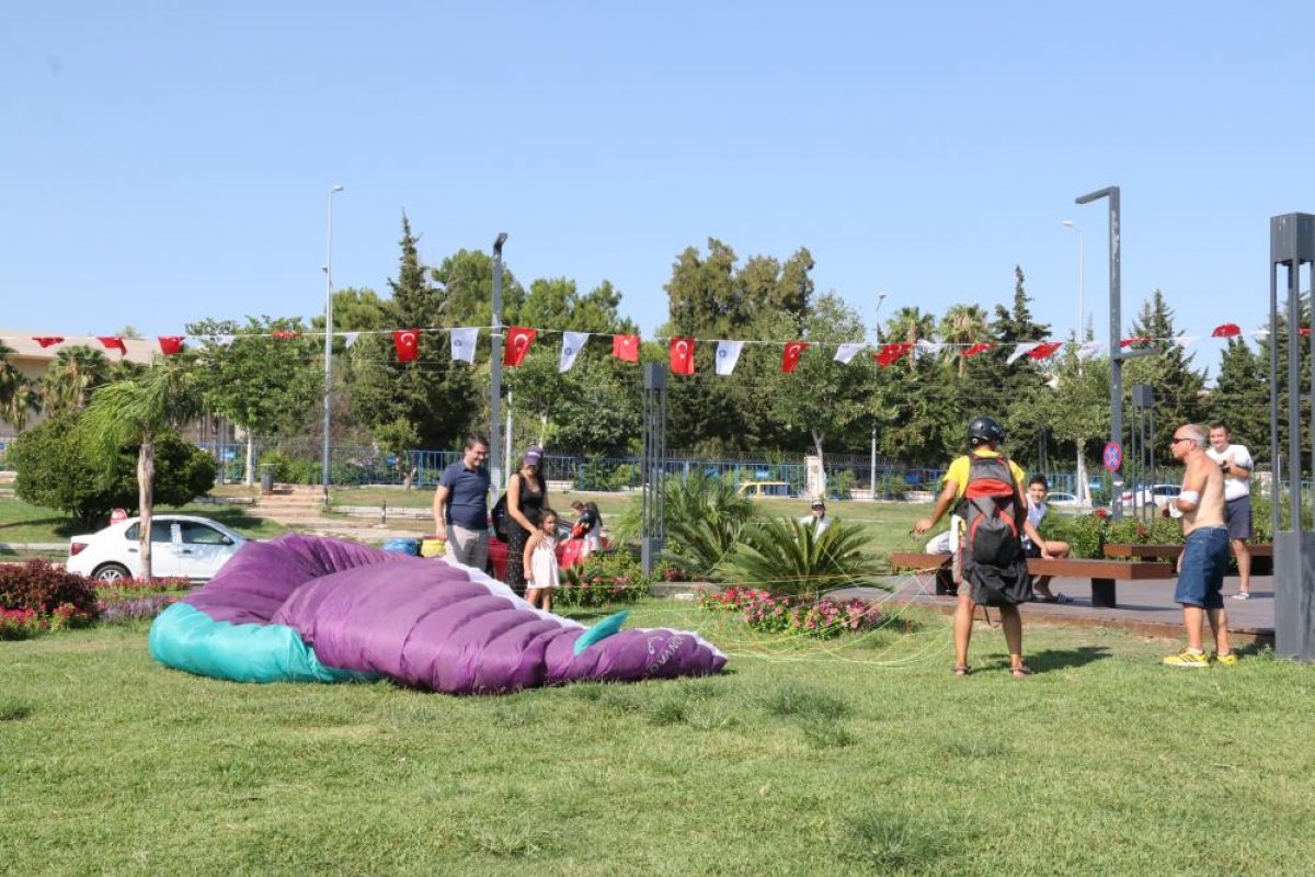 Antalya da yasağa aldırmayan İtalyan paraşütçü aydınlatma direğine takıldı #9