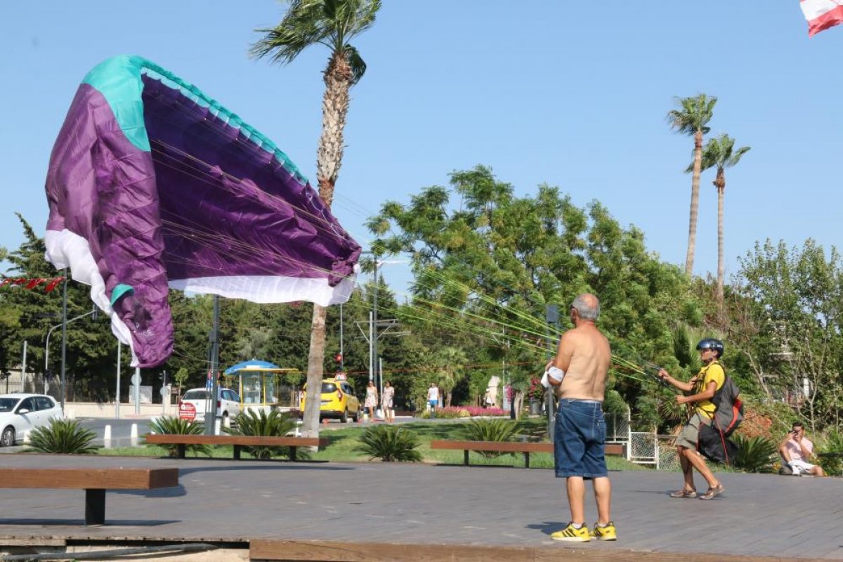 Antalya da yasağa aldırmayan İtalyan paraşütçü aydınlatma direğine takıldı #5