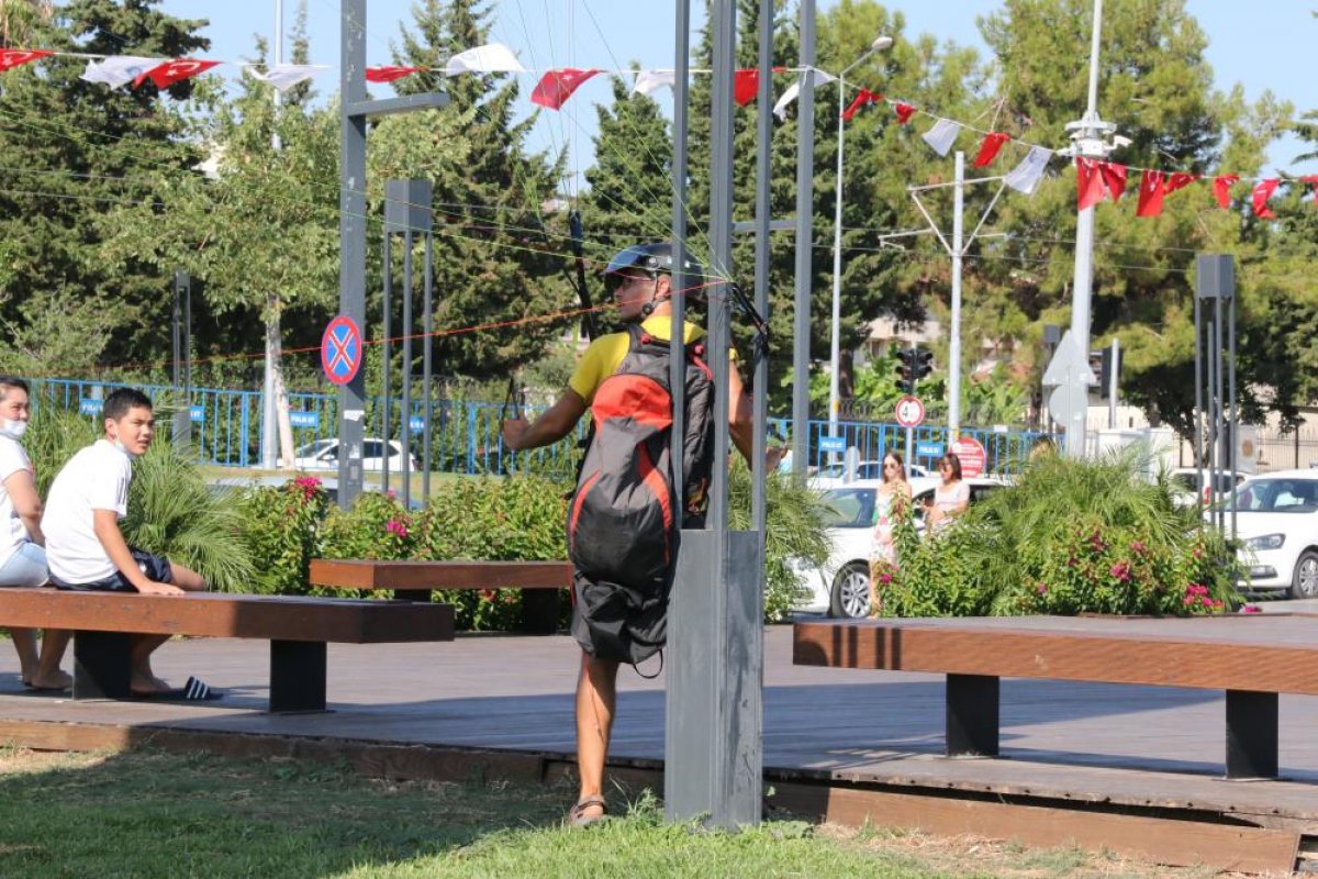 Antalya da yasağa aldırmayan İtalyan paraşütçü aydınlatma direğine takıldı #4