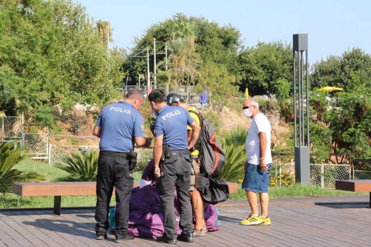 Antalya da yasağa aldırmayan İtalyan paraşütçü aydınlatma direğine takıldı #6