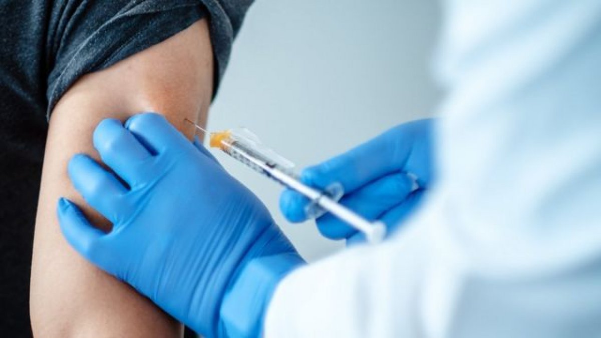 İsrail’de 12 yaş üzeri için üçüncü doz koronavirüs aşısı onaylandı