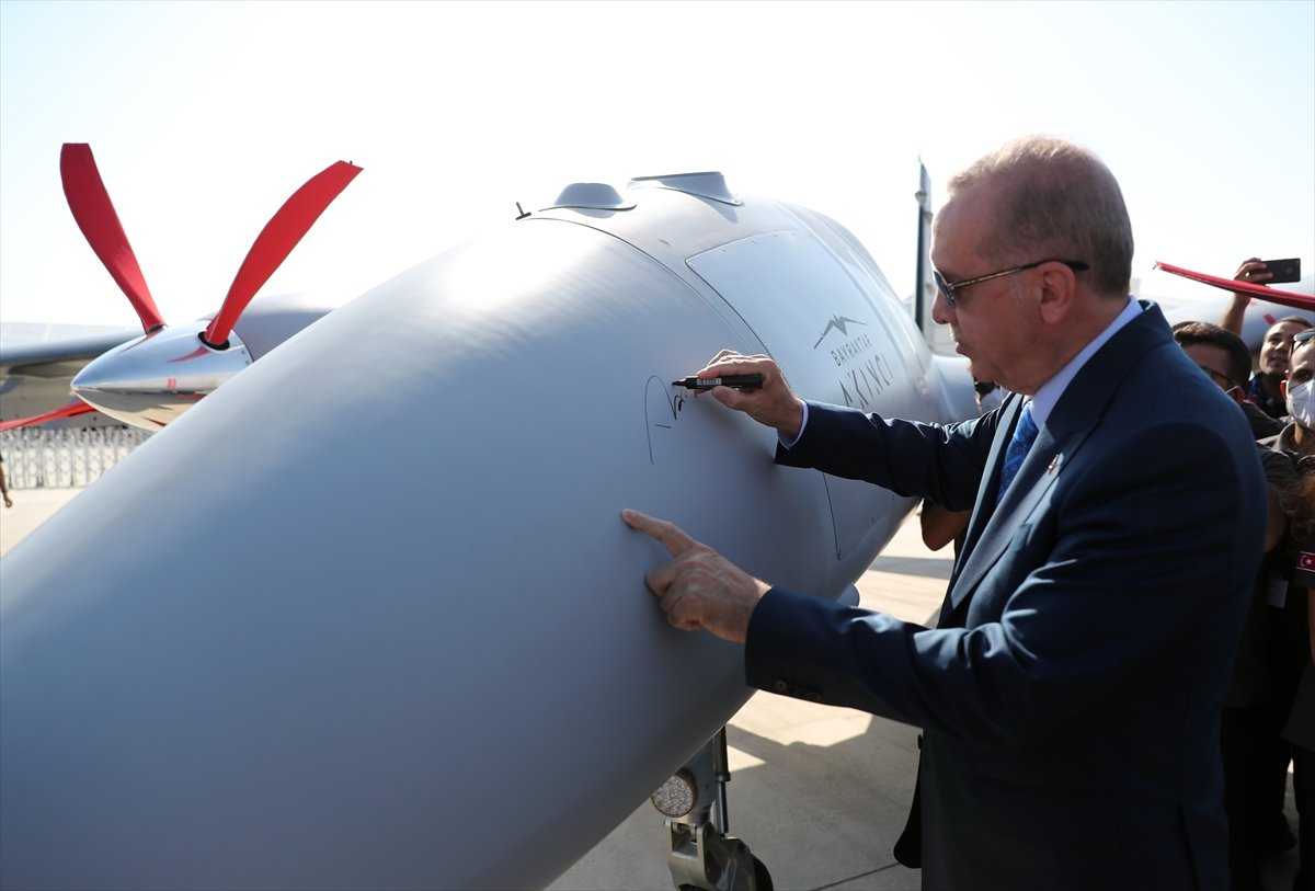 Cumhurbaşkanı Erdoğan, Bayraktar Akıncı TİHA’yı imzaladı #3