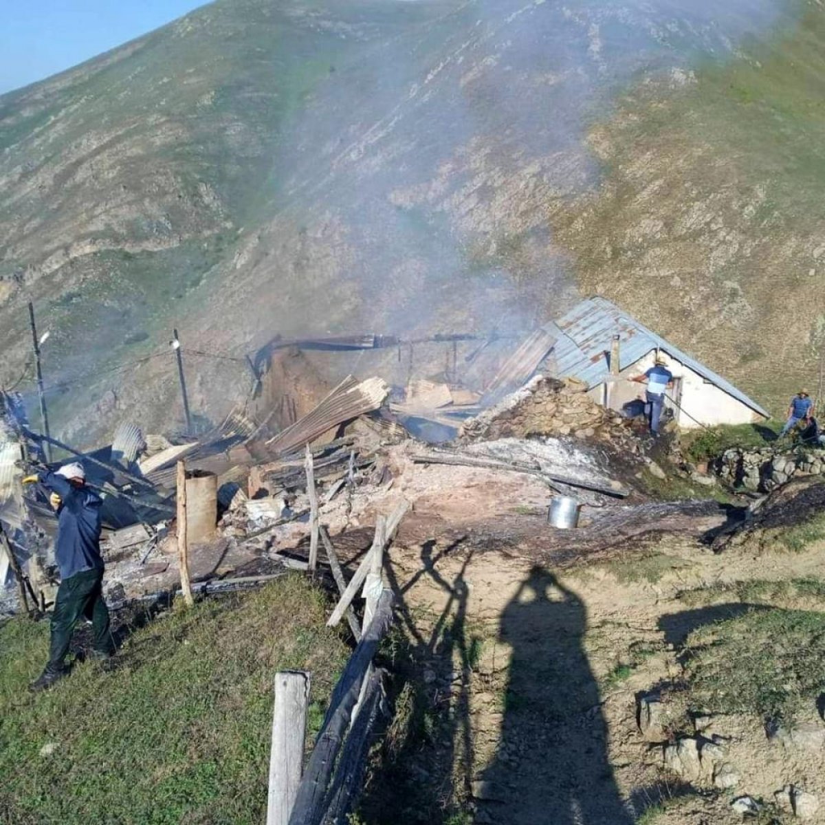 Gümüşhane de çıkan yangında 2 ev küle döndü #2