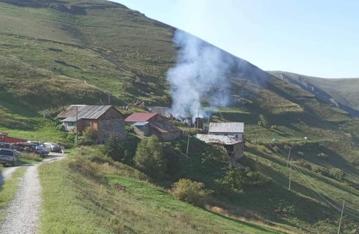 Gümüşhane de çıkan yangında 2 ev küle döndü #3