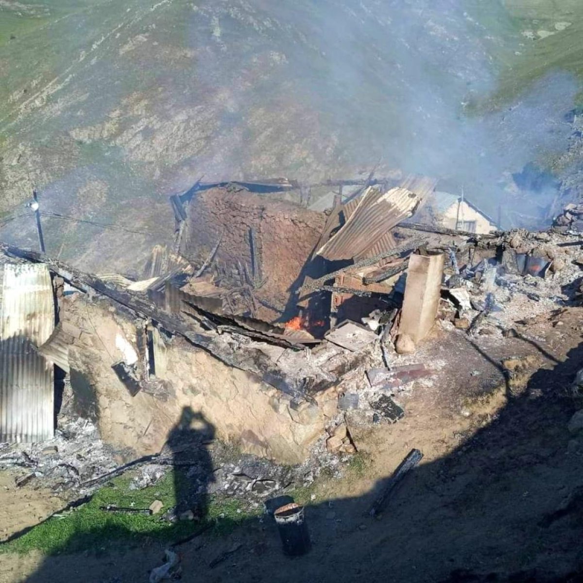 Gümüşhane de çıkan yangında 2 ev küle döndü #1