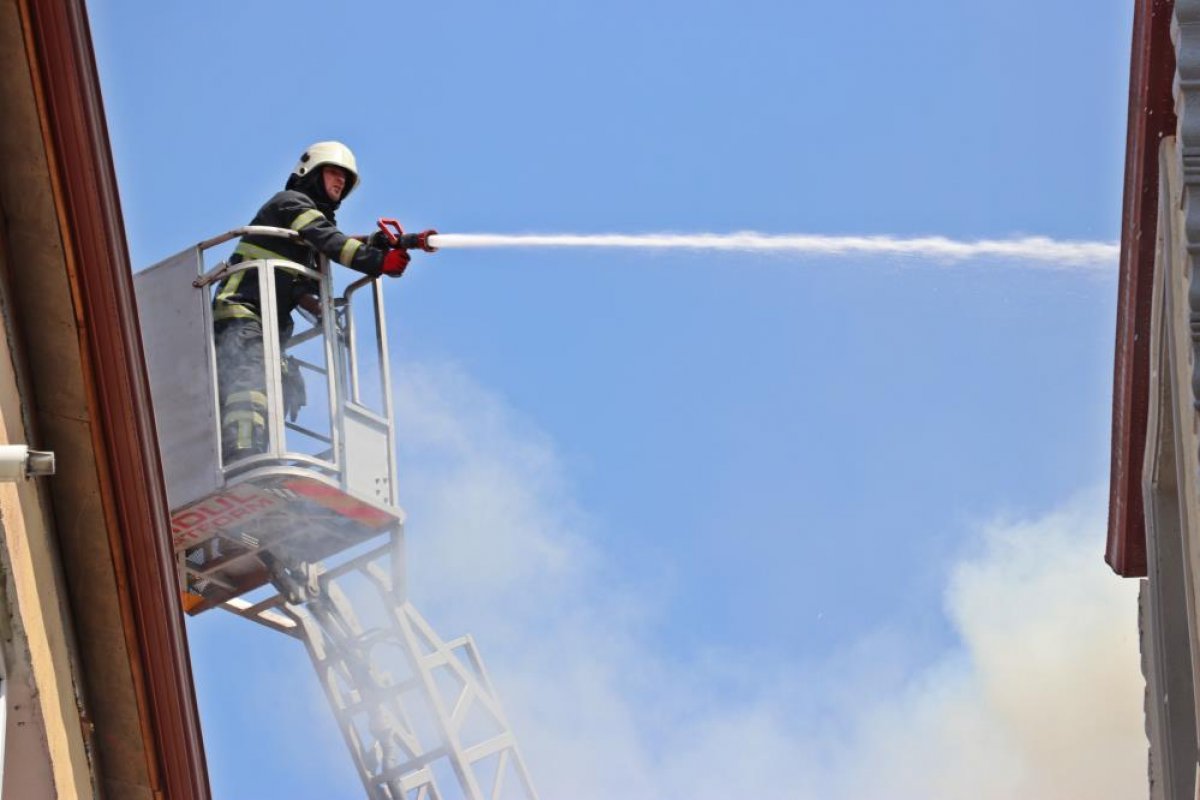 Kocaeli deki binanın çatı katında yangın çıktı #5