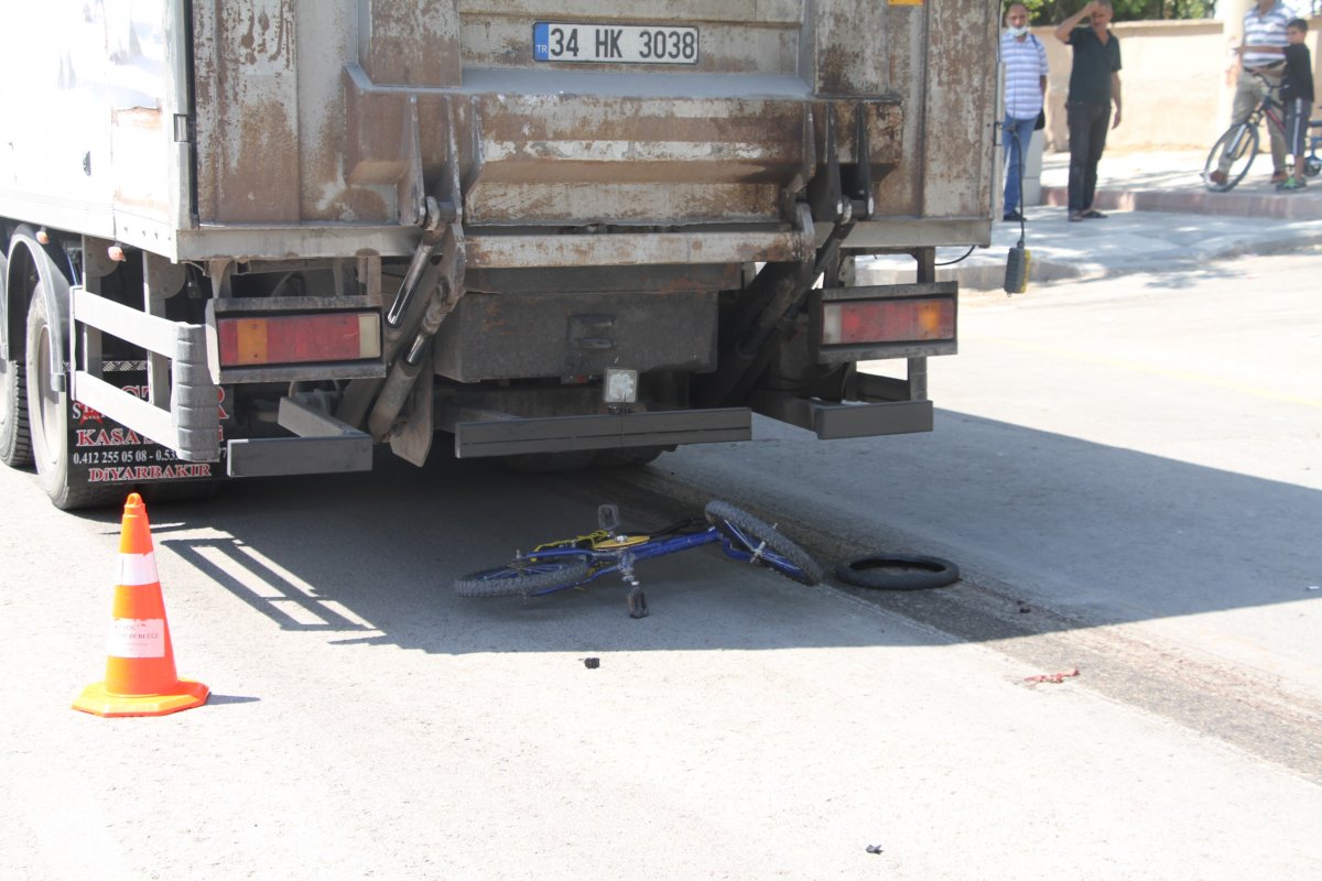 Elazığ da kamyonun altına kalan bisikletli hayatını kaybetti #2