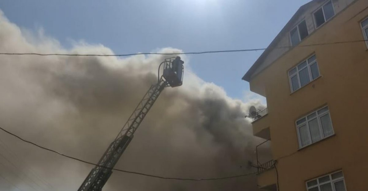 Kocaeli deki binanın çatı katında yangın çıktı #7
