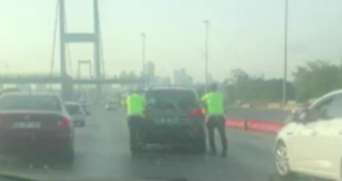 İstanbul da aracı bozulan sürücüye polisler yardım etti #2