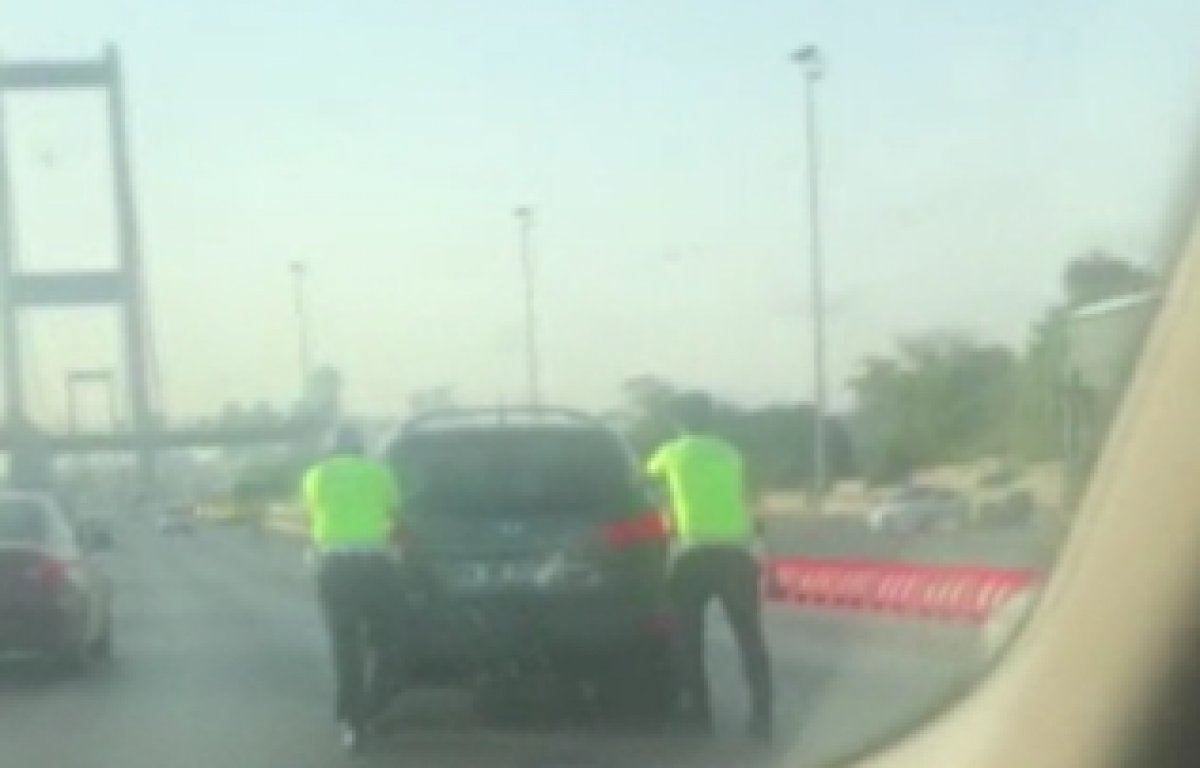 İstanbul da aracı bozulan sürücüye polisler yardım etti #1