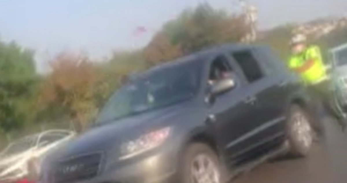 İstanbul da aracı bozulan sürücüye polisler yardım etti #3