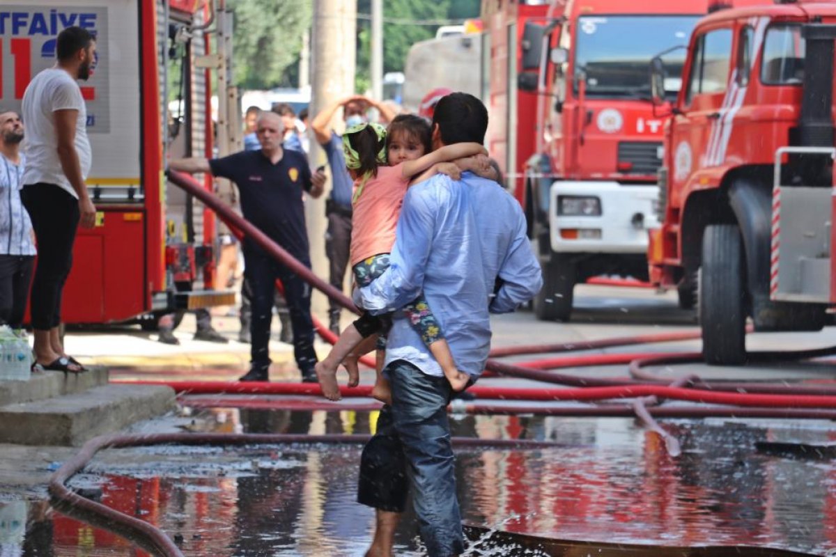 Kocaeli deki binanın çatı katında yangın çıktı #1