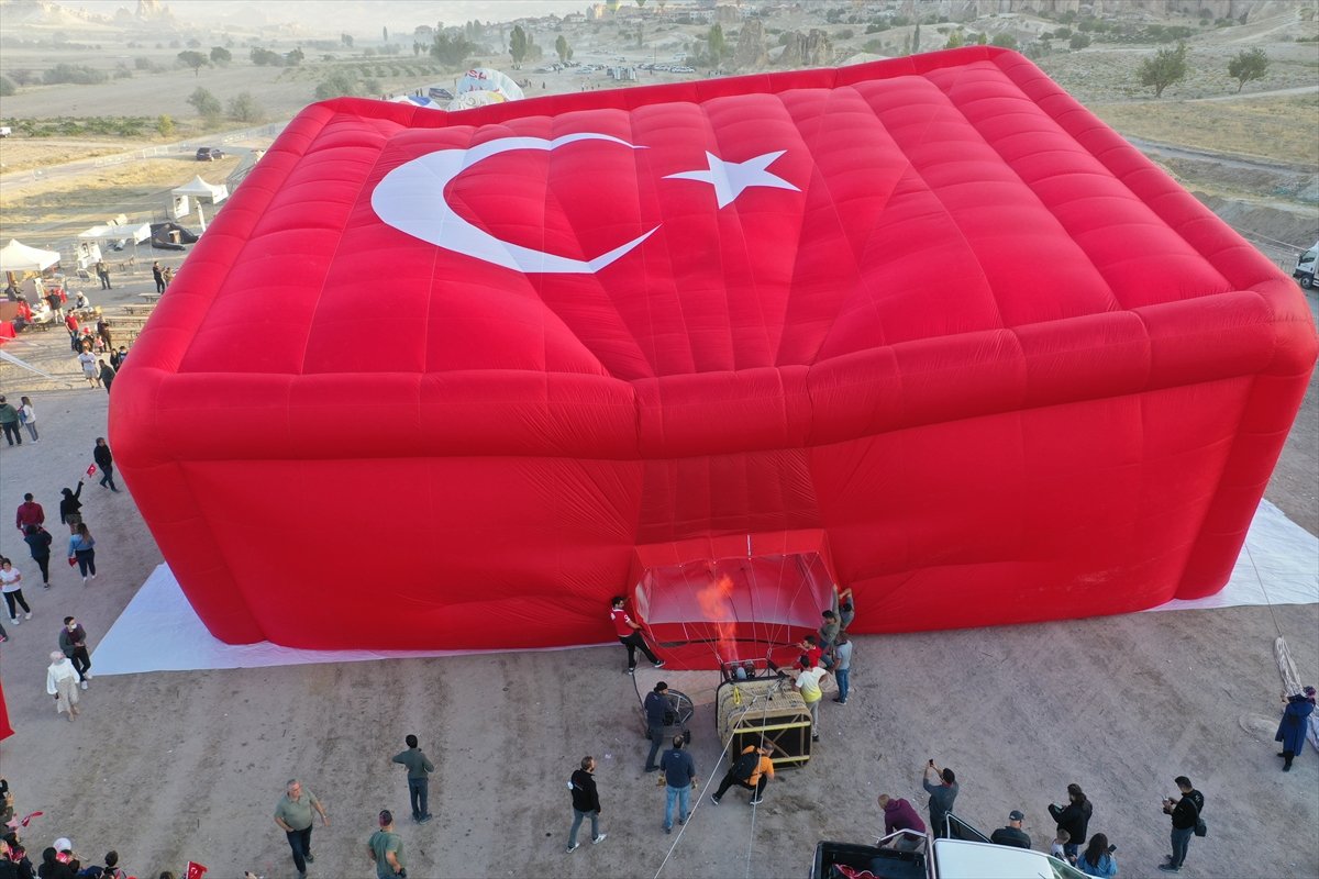 Nevşehir de ay yıldız desenli balon havalandı #3