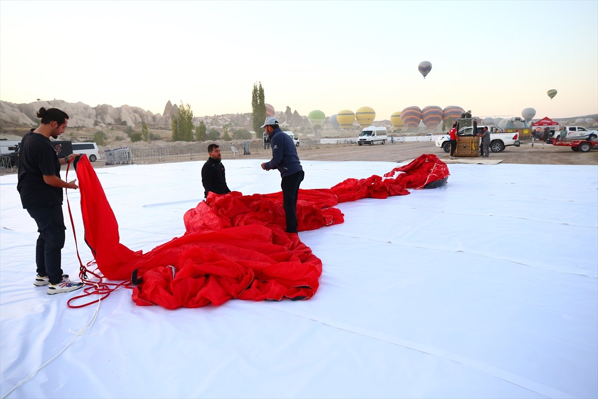 Nevşehir de ay yıldız desenli balon havalandı #1