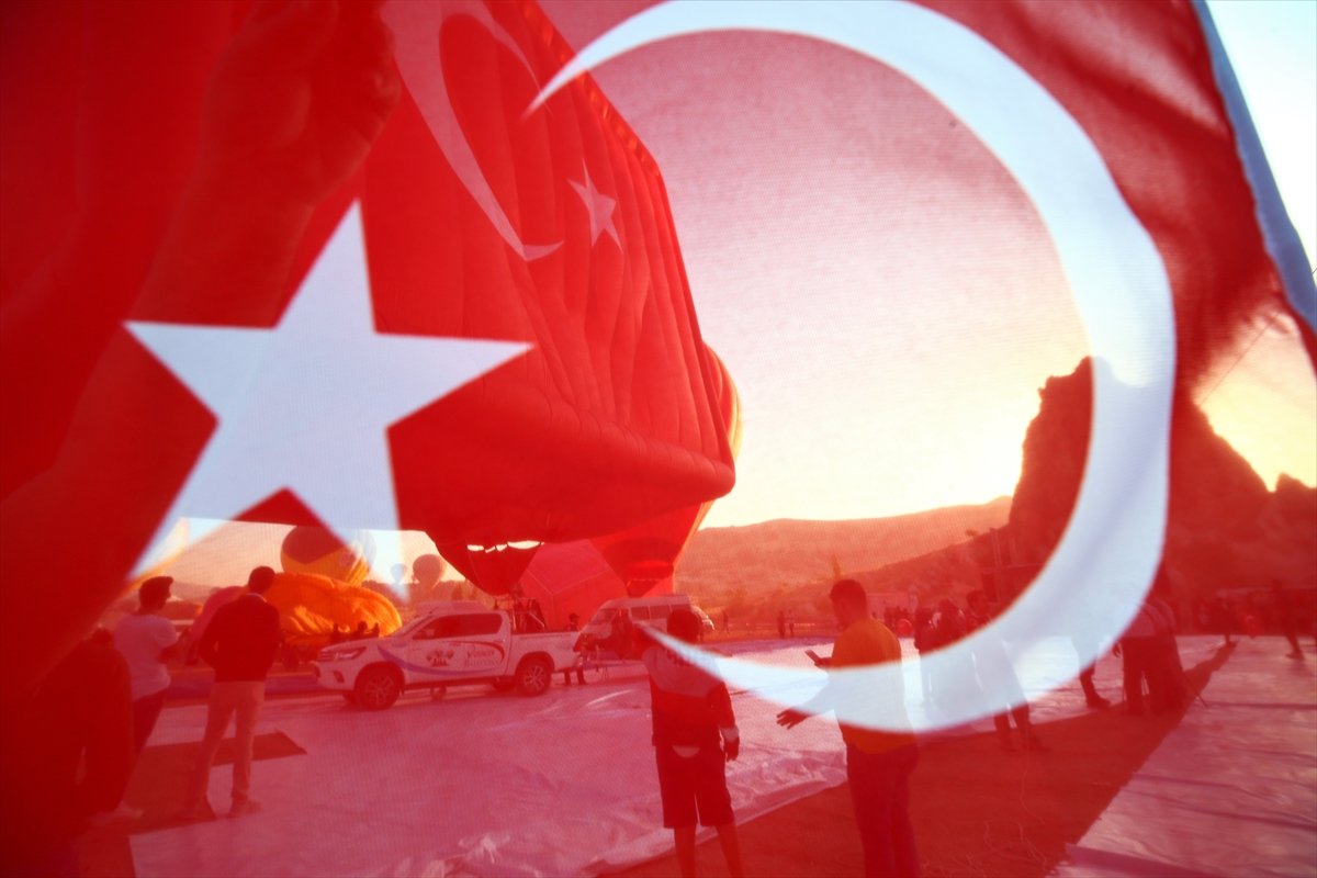 Nevşehir de ay yıldız desenli balon havalandı #5