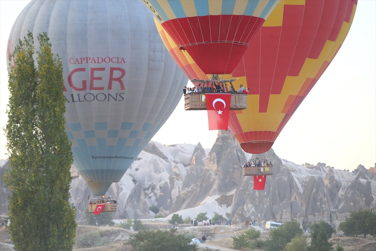 Nevşehir de ay yıldız desenli balon havalandı #7